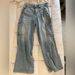 American eagle high rise baggy cargo jeans. Light wash, never worn.